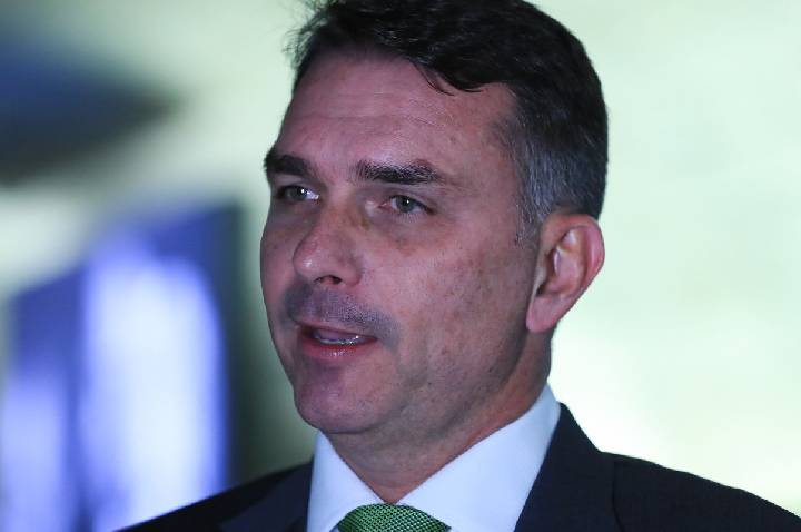 Mendonça incluiu Flávio Bolsonaro como investigado no caso Dark Horse