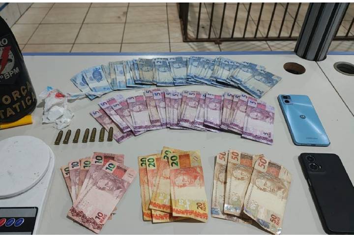Polícia Miliar apreende menor por tráfico e prende suspeito com drogas e munições em área conhecida por uso de entorpecentes