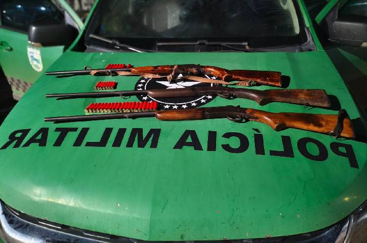 POLÍCIA MILITAR APREENDE TRÊS ESPINGARDAS E PRENDE SUSPEITOS DURANTE OPERAÇÃO EM SERINGUEIRAS