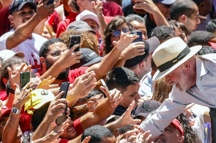 Presidente do TSE liga para Lula para parabenizar reeleição