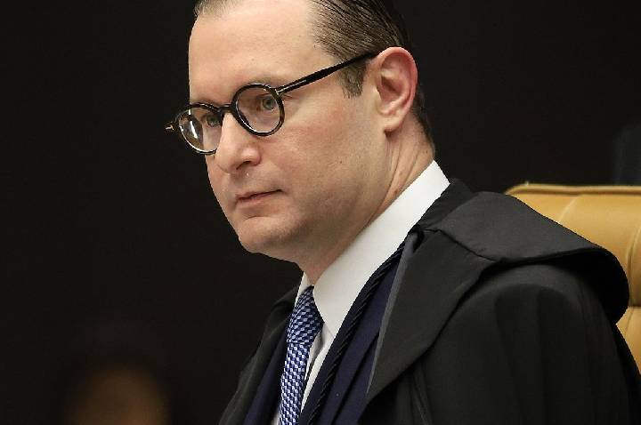 STF: Zanin pede a Fachin acesso a todo material de celular de Vorcaro