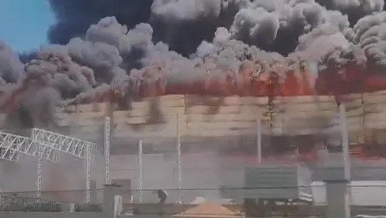 Incêndio de grandes proporções em fábrica na Zona Franca de Manaus dura mais de 20 horas