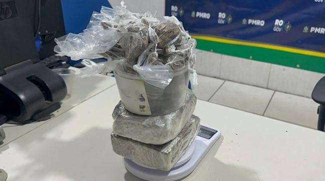 PM desmonta laboratório de drogas em operação no bairro Costa e Silva; três homens foram presos