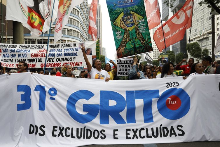 Desfile e protesto tomam as ruas do centro do Rio de Janeiro