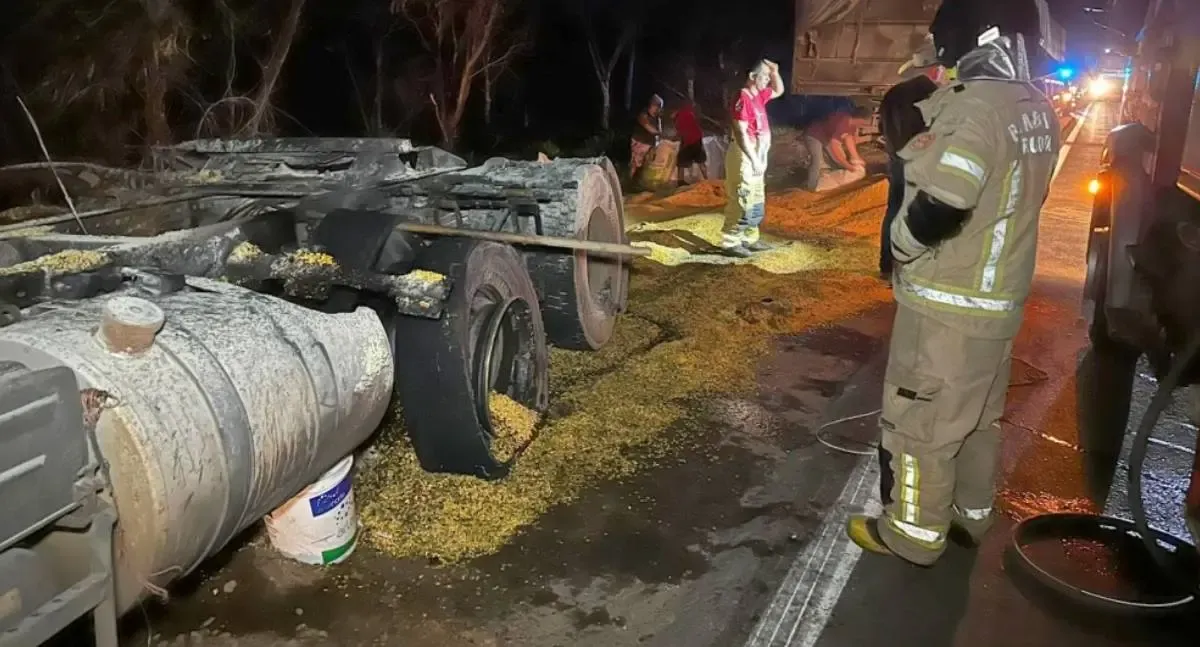 Fogo em carreta de milho na BR-364 é controlado por motoristas