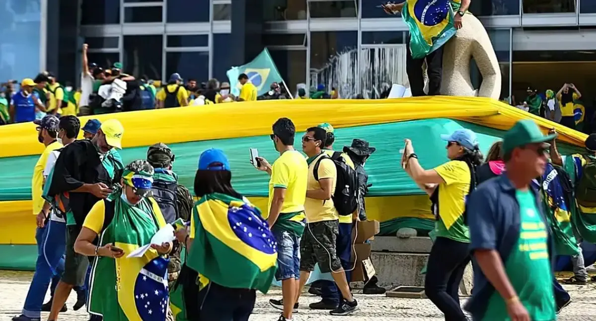 Onda bolsonarista perde força após condenação, avalia cientista político