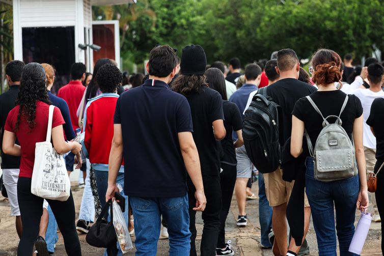 Renda baixa e racismo impedem conclusão do ensino básico, diz pesquisa