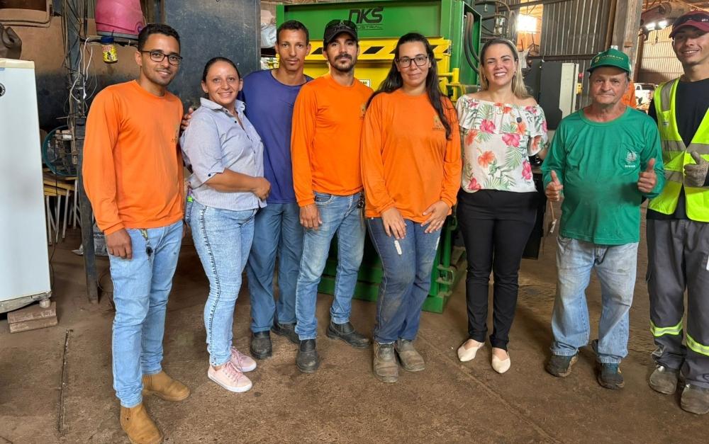 Associação de catadores de Cerejeiras recebe prensa hidráulica com apoio de Cláudia de Jesus