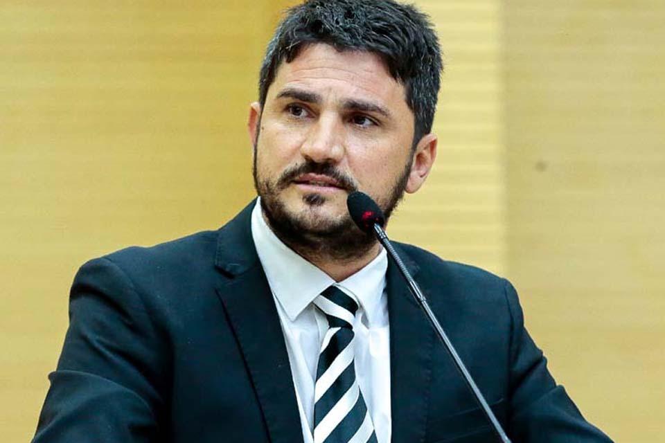 Deputado Jean Mendonça tranquiliza população após ficar refém de bandidos