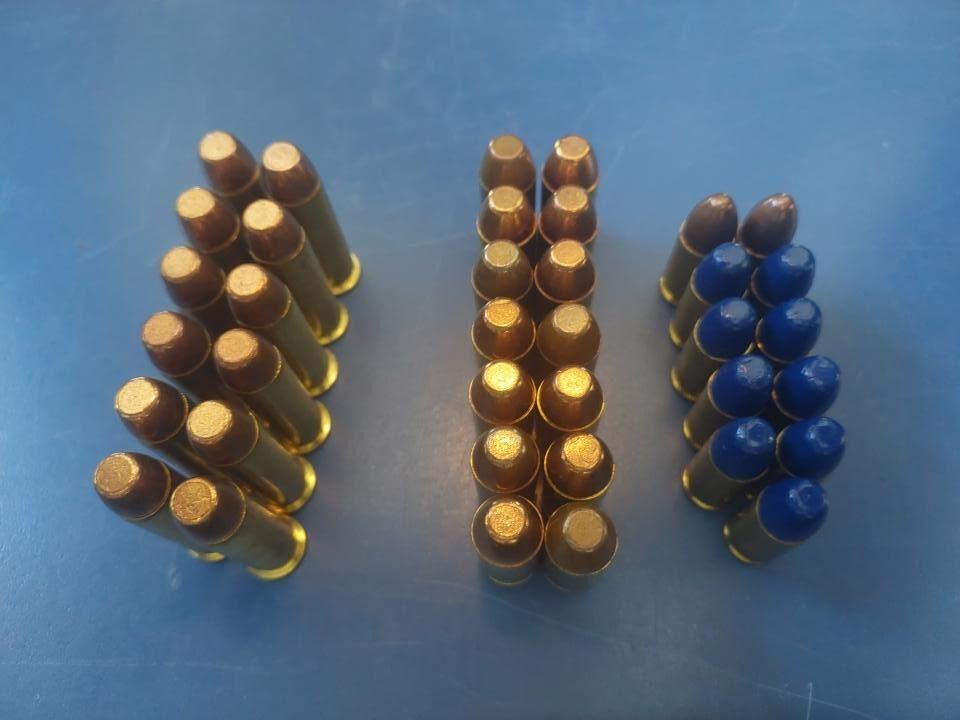 Homem é preso com dezenas de munições após agredir esposa e filha bebê de um anos