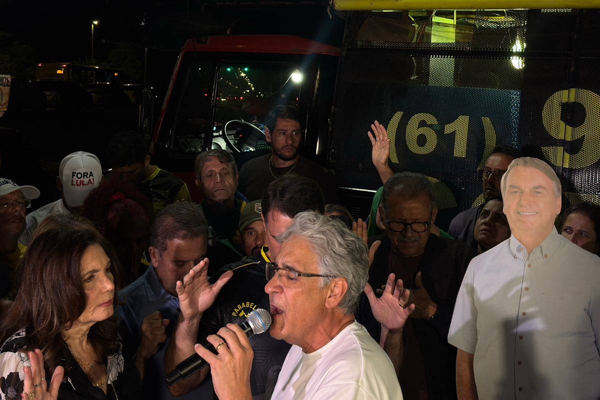 Apoiadores oram ao redor de “Bolsonaro de papelão” em vigília