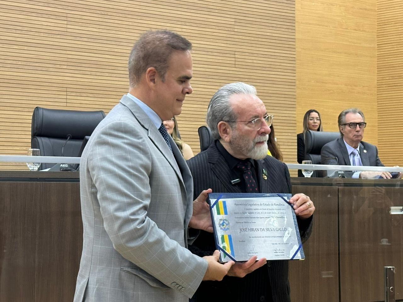 Deputado Alan Queiroz realiza sessão solene e homenageia Dr. José Hiran Gallo com Título de Honra ao Mérito