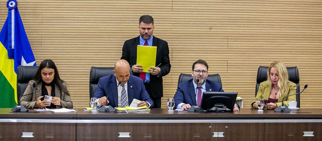 Deputados aprovam abono natalino para servidores da Defensoria Pública de Rondônia