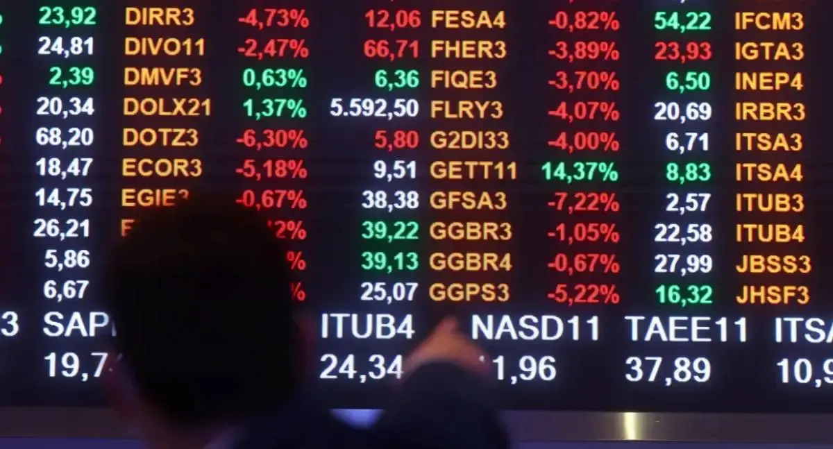 Ibovespa supera 155 mil pontos com 14ª alta consecutiva