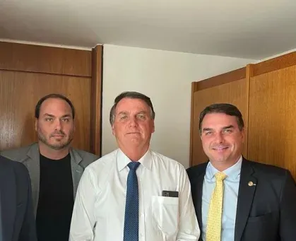 Moraes autoriza visita de filhos de Bolsonaro na PF a partir de terça