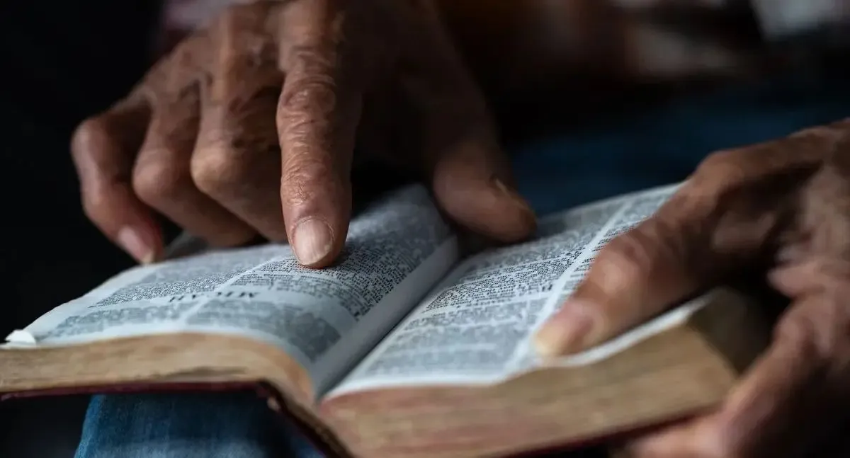 Pastor é preso por estuprar enteadas gêmeas por cerca de dez anos