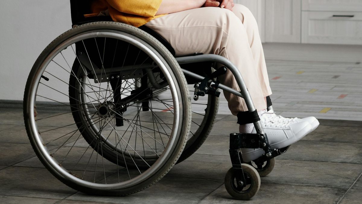 Airbnb é condenado após mulher cair da varanda e ficar paraplégica