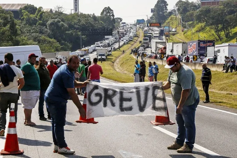 Caminhoneiros anunciam greve nacional e prometem parar o Brasil nesta quinta (4)