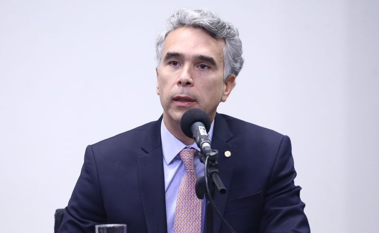 Comissão aprova projeto que inclui programa de bolsa para professor da educação básica em lei