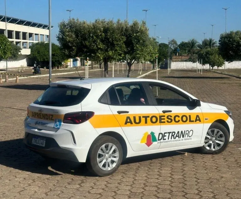 Contran aprova novas regras e acaba com aulas obrigatórias em autoescolas para aquisição de CNH