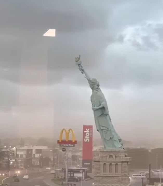 Estátua em frente à Havan desaba durante temporal em Guaíba (RS); não há feridos