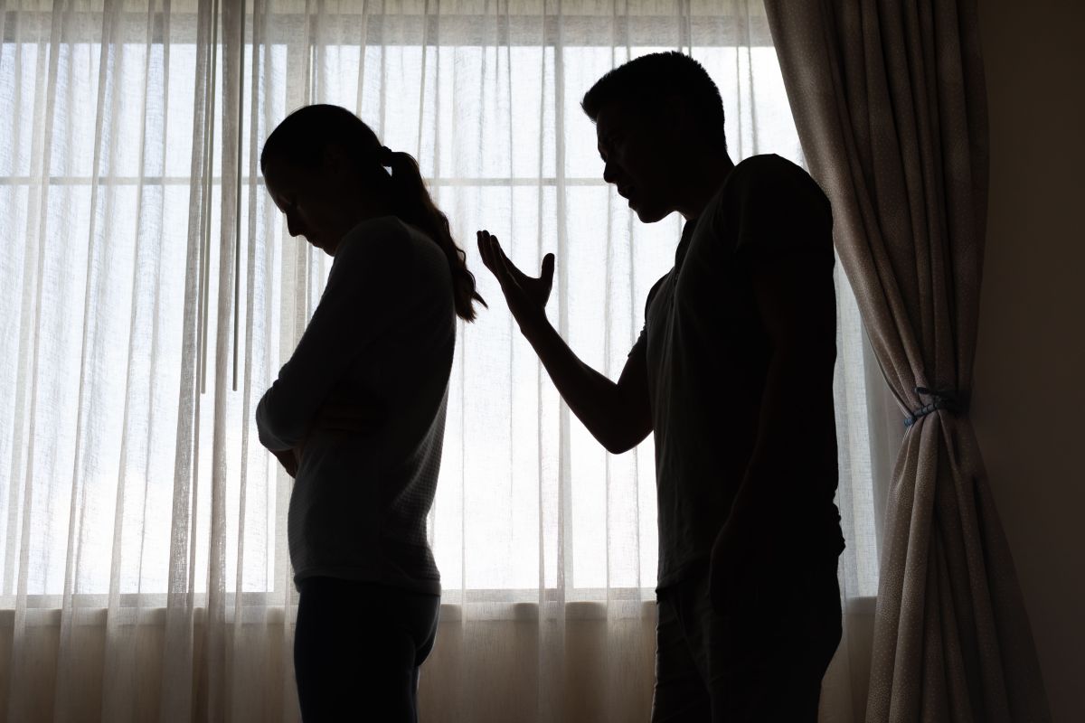 Homem é preso por bater e manter namorada grávida em cárcere privado no RJ