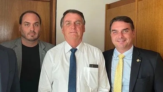 Moraes autoriza Flávio e Carlos Bolsonaro a visitar o Presidente na PF