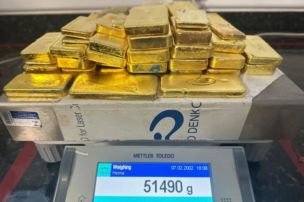 PF intercepta avião e apreende 54 barras de ouro, uma arma e munições