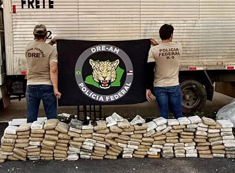 Polícia Federal apreende caminhão com drogas e armas em Manaus