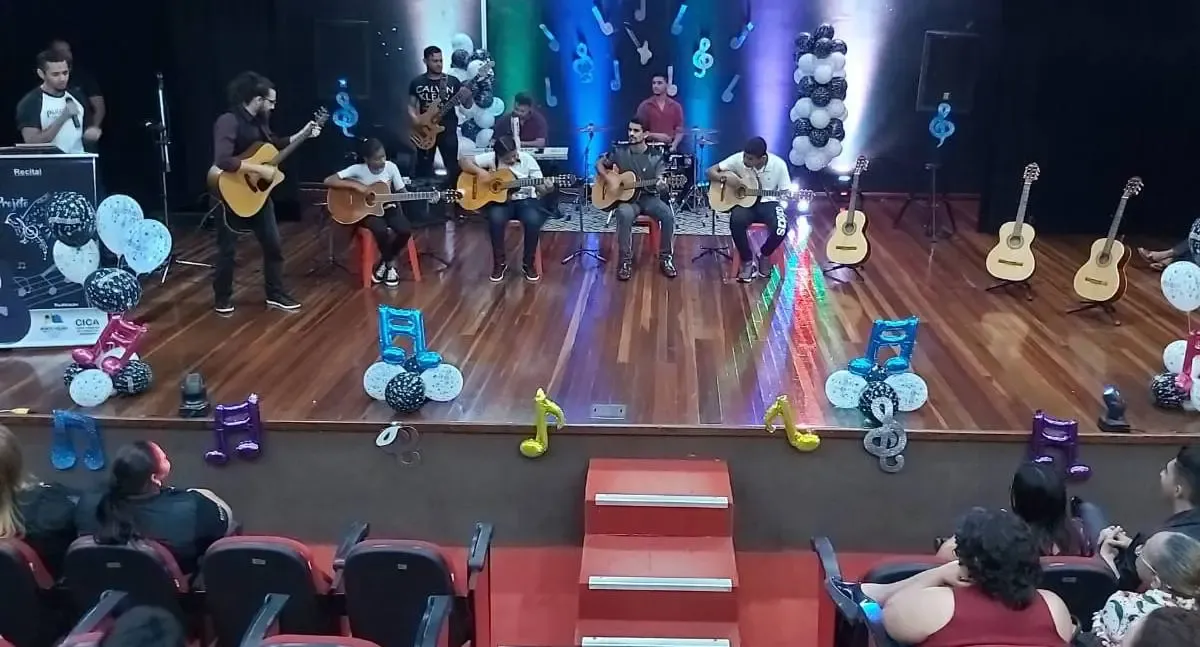 Recital do Som na Leste encerra semestre com apresentações e certificados no Teatro Guaporé