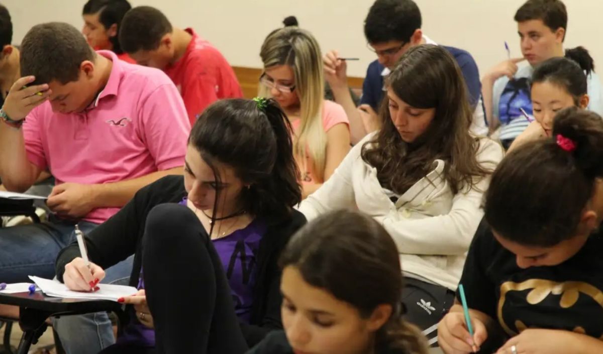 Segundo dia do CNU tem aplicação tranquila e abstenção de 20%, diz governo