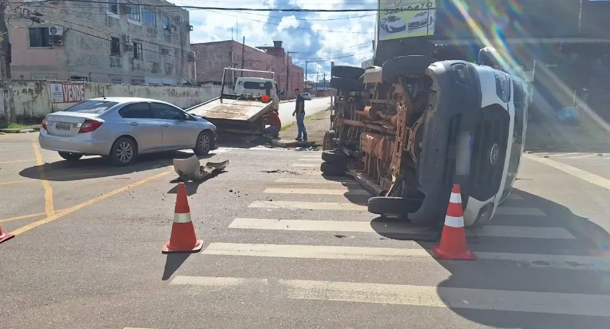 Van capota após avanço de sinal vermelho no bairro Nossa Senhora das Graças