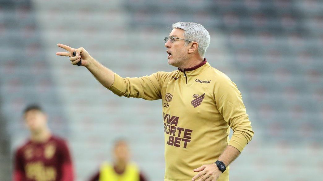 Athletico-PR anuncia renovação de contrato com o técnico Odair Hellmann