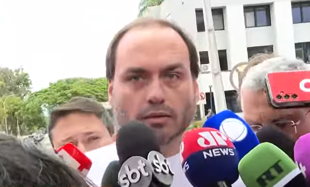 Carlos diz que hospital próximo não garante atendimento ágil a Bolsonaro