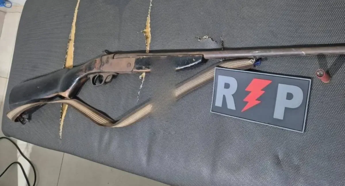 Homem é preso após ameaçar familiares com armas em aldeia