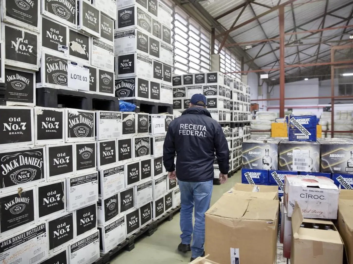 Leilão da Receita Federal tem iPhone 15 por R$ 1,3 mil e esmeraldas