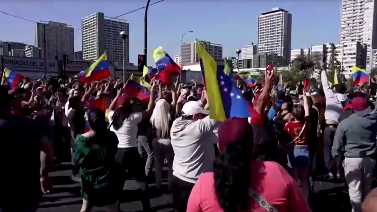 Venezuelanos vão às ruas em Santiago e comemoram a captura de Maduro