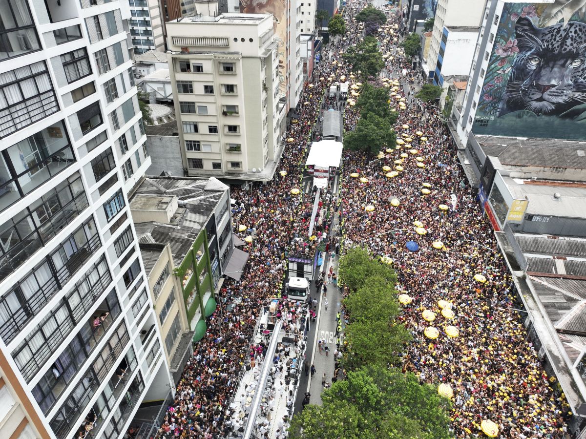 Acadêmicos do Baixo Augusta arrasta multidão em desfile no centro de SP