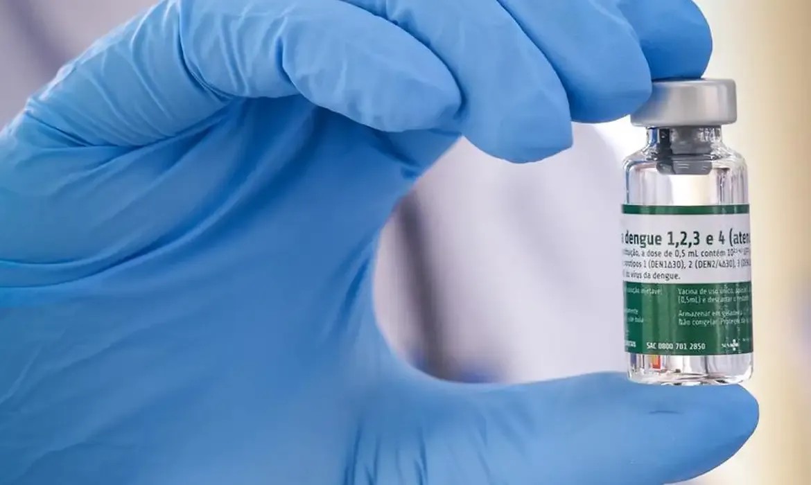 Começa vacinação de 1,2 milhão de profissionais de saúde contra dengue
