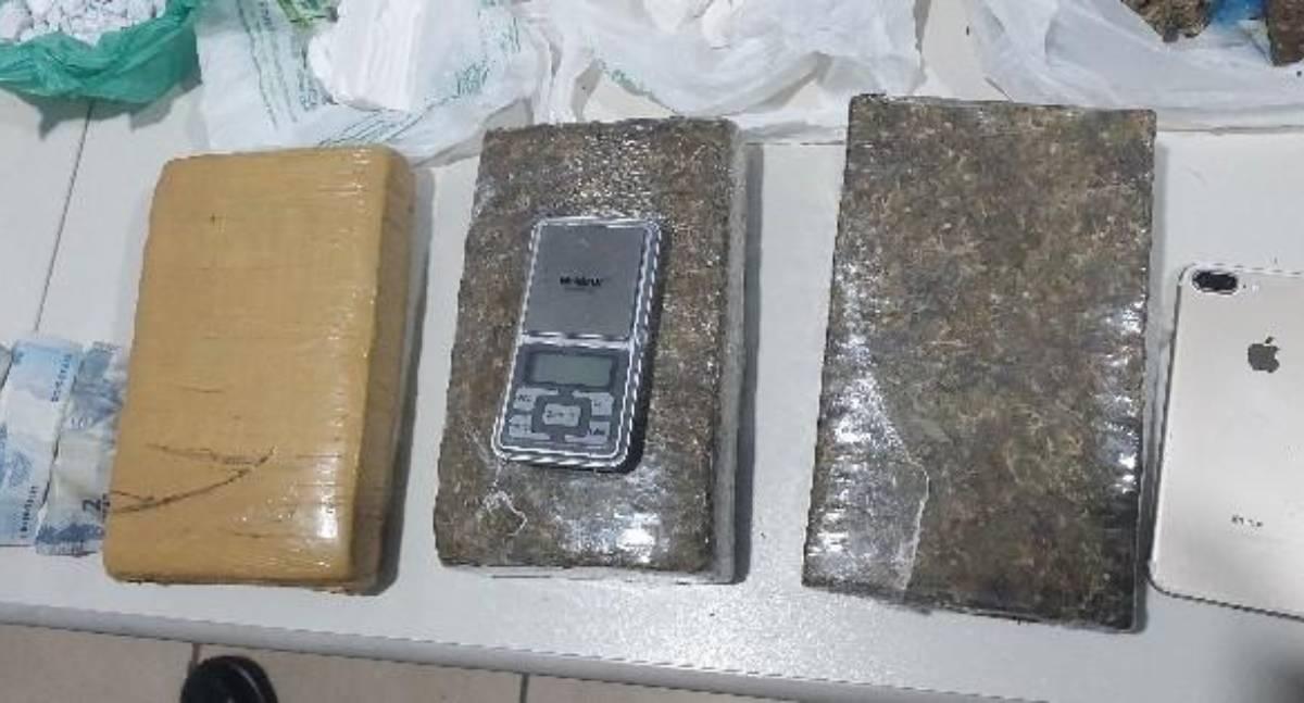 Foragido da Justiça é preso com drogas e moto roubada