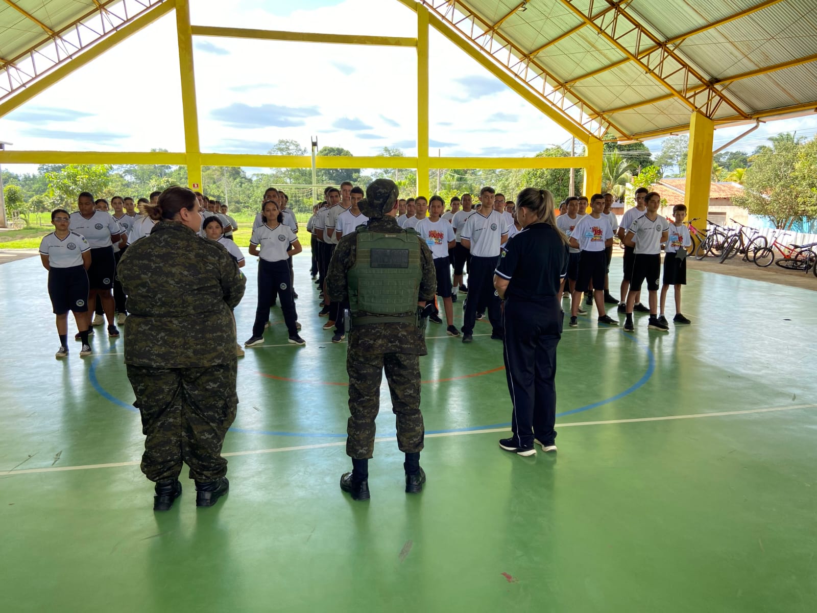 Comandante do BPA visita Polícia Militar Mirim de Presidente Médici e destaca importância da disciplina e educação ambiental