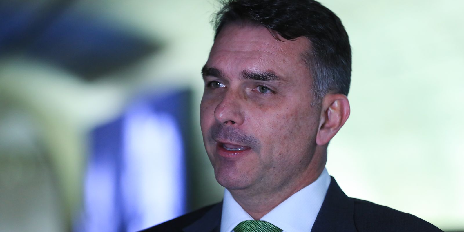 Deputados pedem investigação sobre relação entre Vorcaro e Flávio 