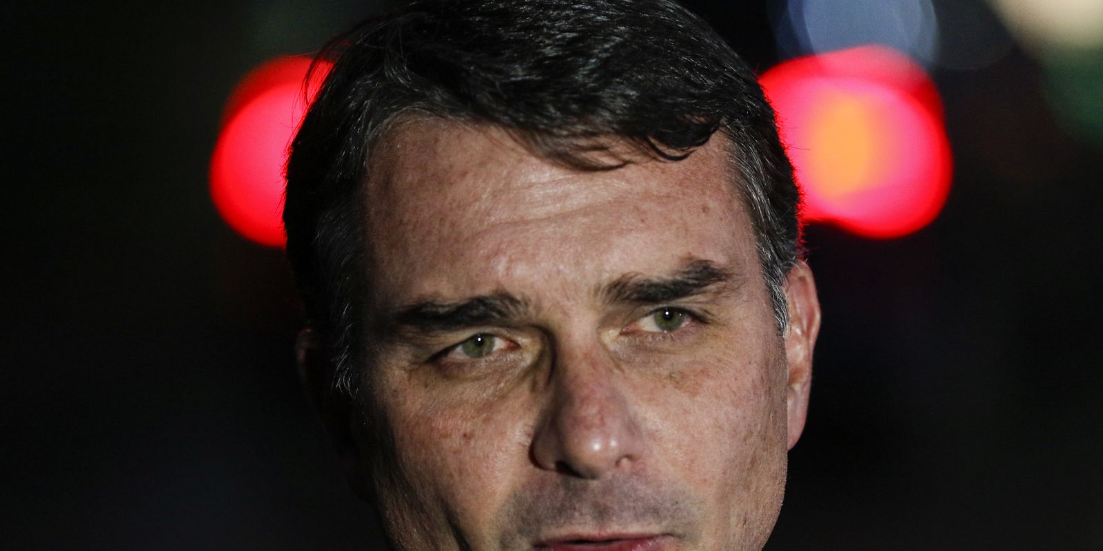 Flávio Bolsonaro admite cobrança a Vorcaro, mas nega crime