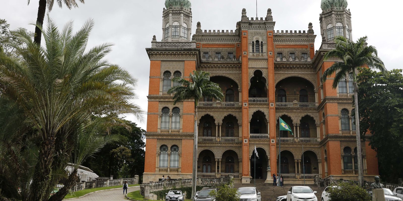 Justiça Federal manda derrubar perfis com desinformação sobre Fiocruz
