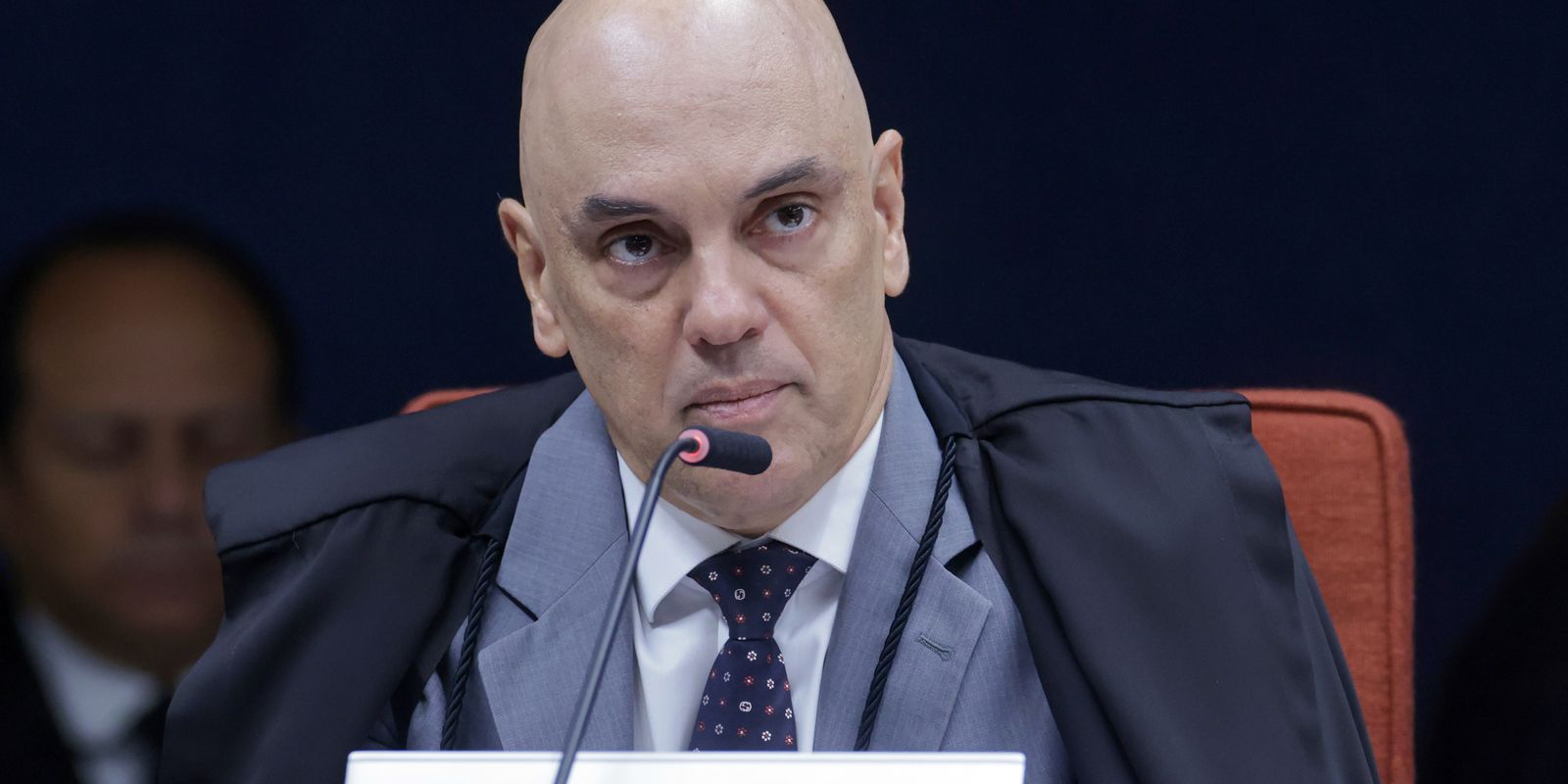 Moraes pede parecer da PGR sobre incluir Jair e Flávio em inquérito