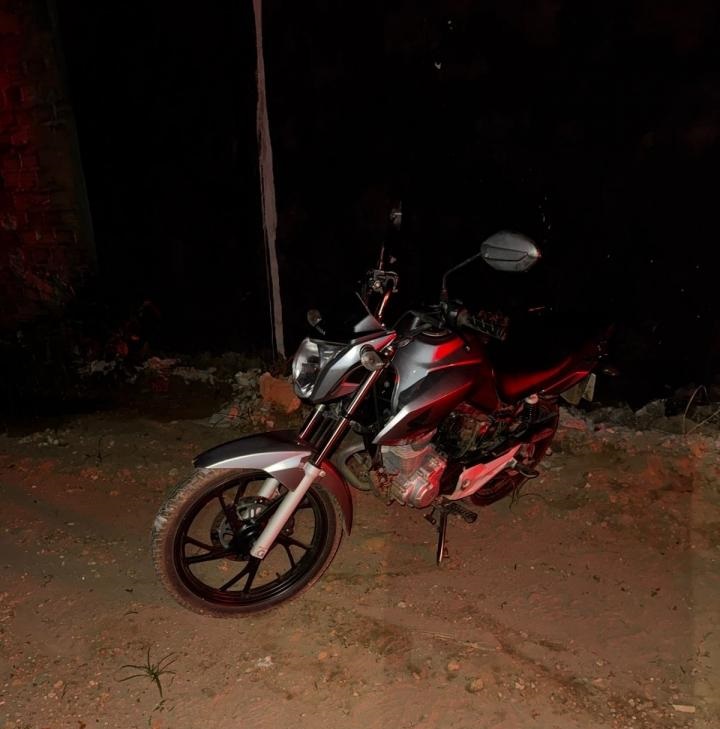 MOTOCICLETA FURTADA É RECUPERADA PELA POLÍCIA MILITAR EM TERRENO BALDIO NA ÁREA CENTRAL