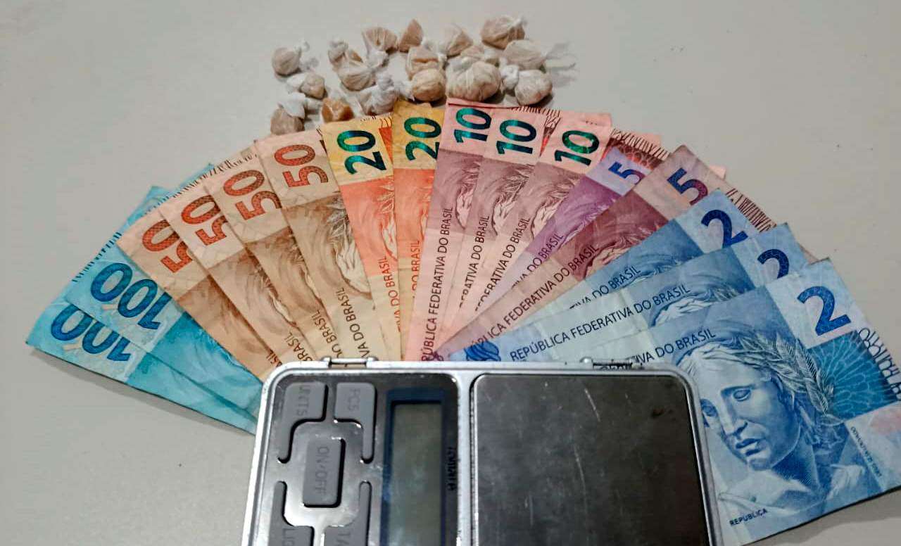 OURO PRETO DO OESTE – PM PRENDE MULHER POR SUSPEITA DE TRÁFICO NO BAIRRO LIBERDADE