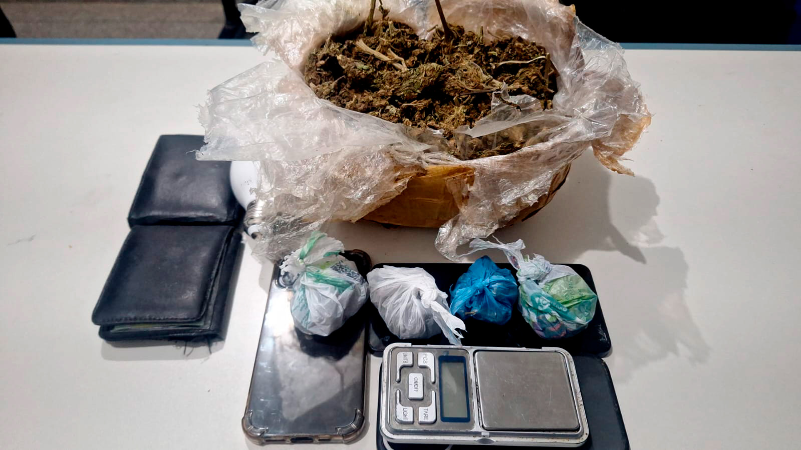 OURO PRETO DO OESTE – POLÍCIA MILITAR APREENDE QUASE MEIO QUILO DE DROGAS E PRENDE DOIS SUSPEITOS