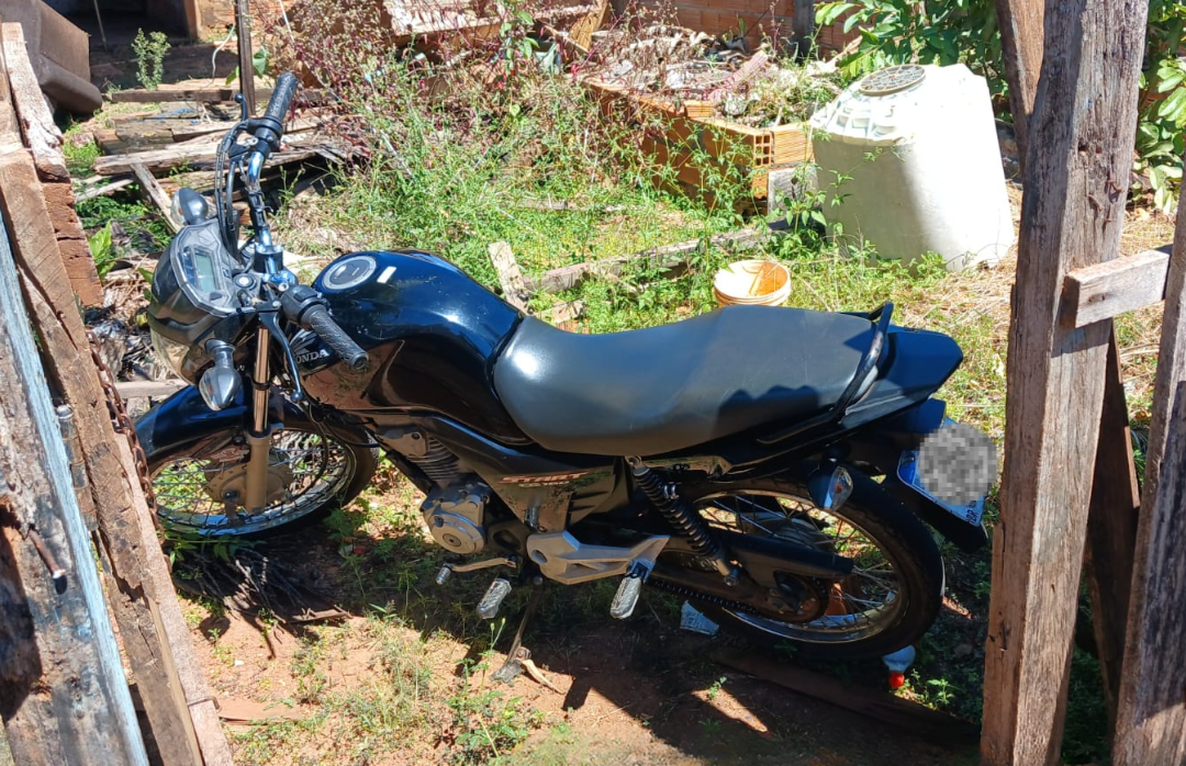 Polícia Militar recupera motocicleta furtada, apreende droga e prende suspeito reincidente em Cacoal