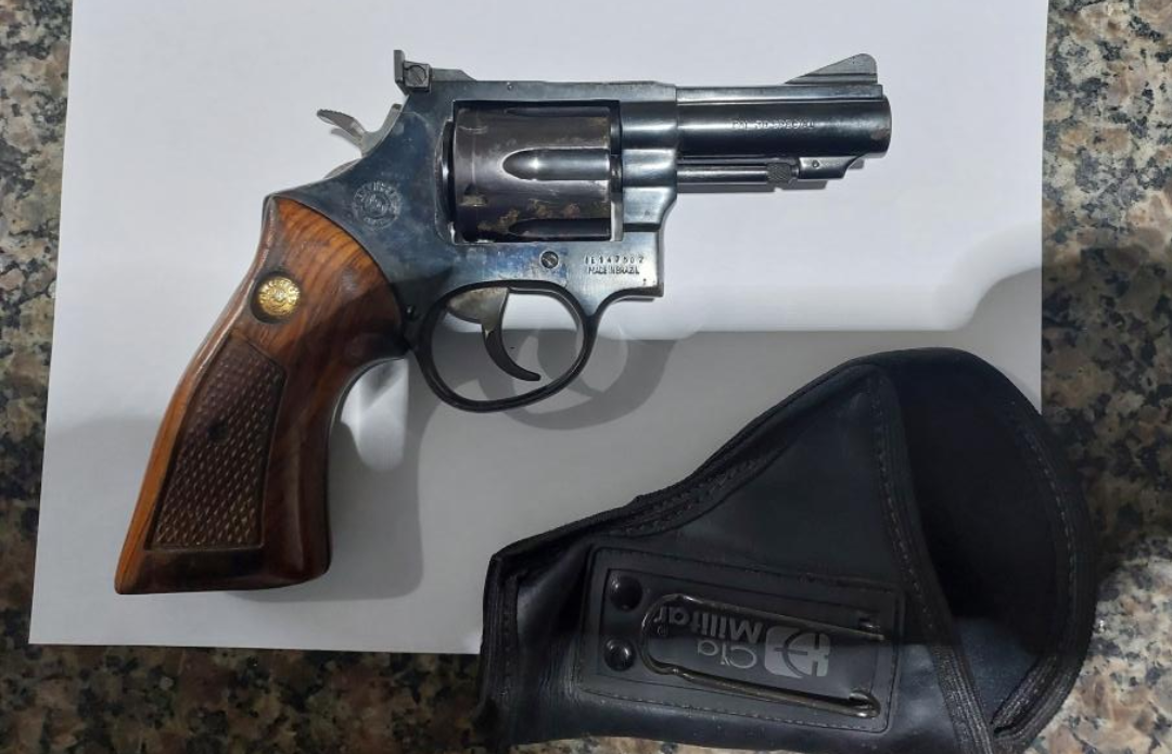 Homem é conduzido à delegacia após arma ser encontrada em bagagem no Aeroporto de Cacoal